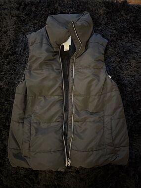Size Small Womans Quilted HM Puffer Vest in black
